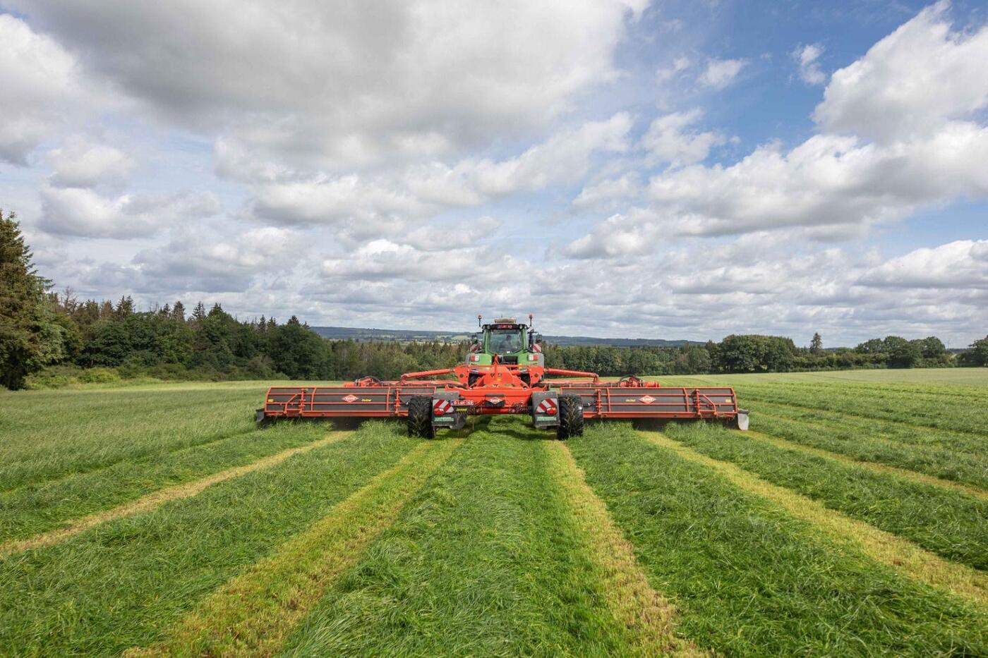 Tracteur Fendt Taserag avec faucheuse Kuhn grande largeur de face en prairie