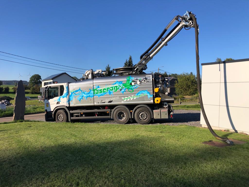 Camion hydrocureur Taserag en intervention de vidange de fosse