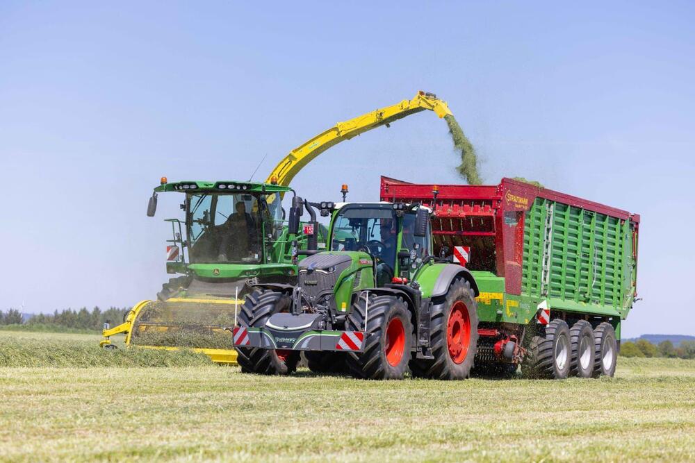 Ensileuse John Deere et tracteur Fendt Taserag en chantier d'ensilage herbe