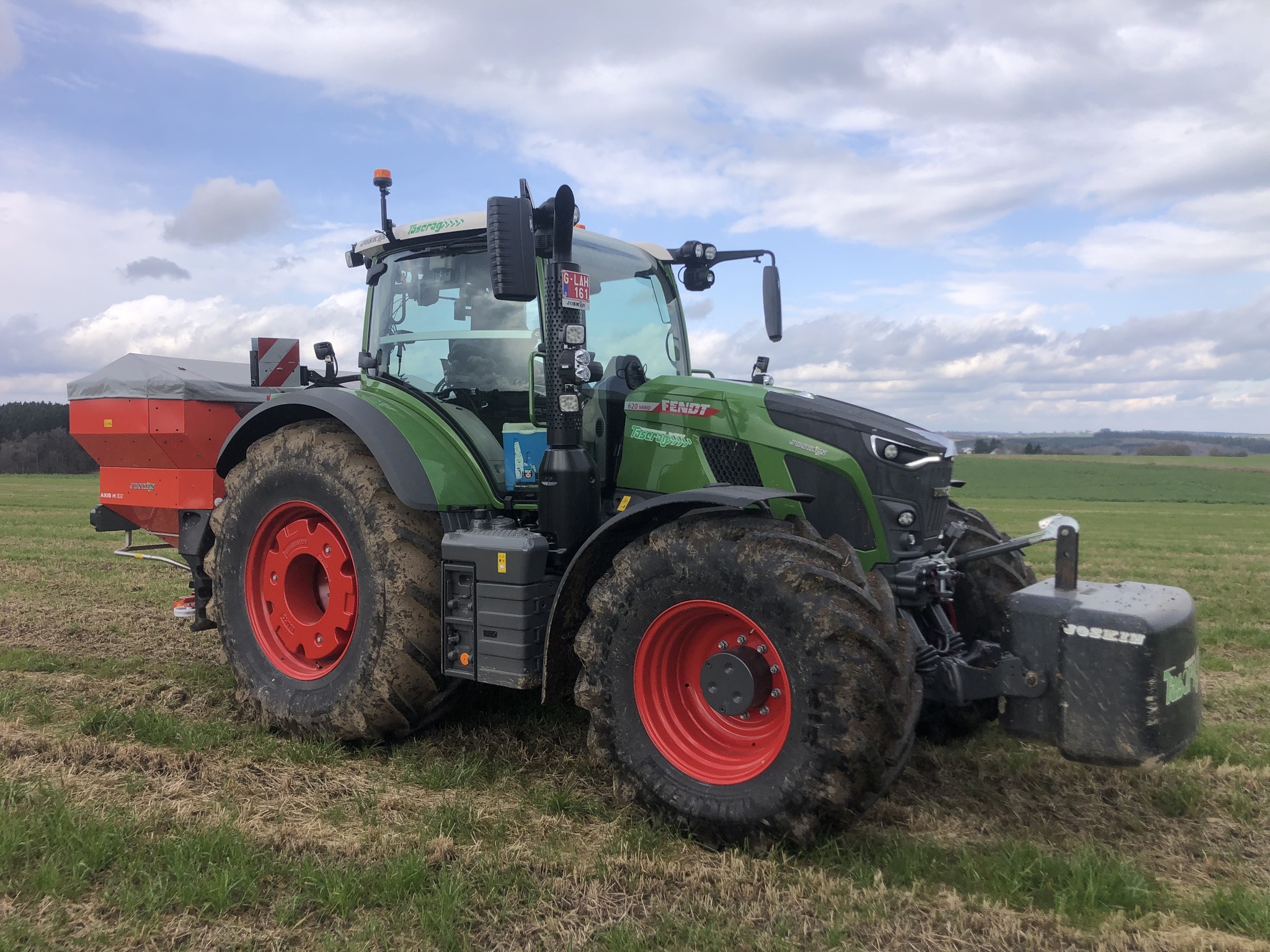 Tracteur Fendt 620 Profi+ Taserag avec épandeur et lest frontal