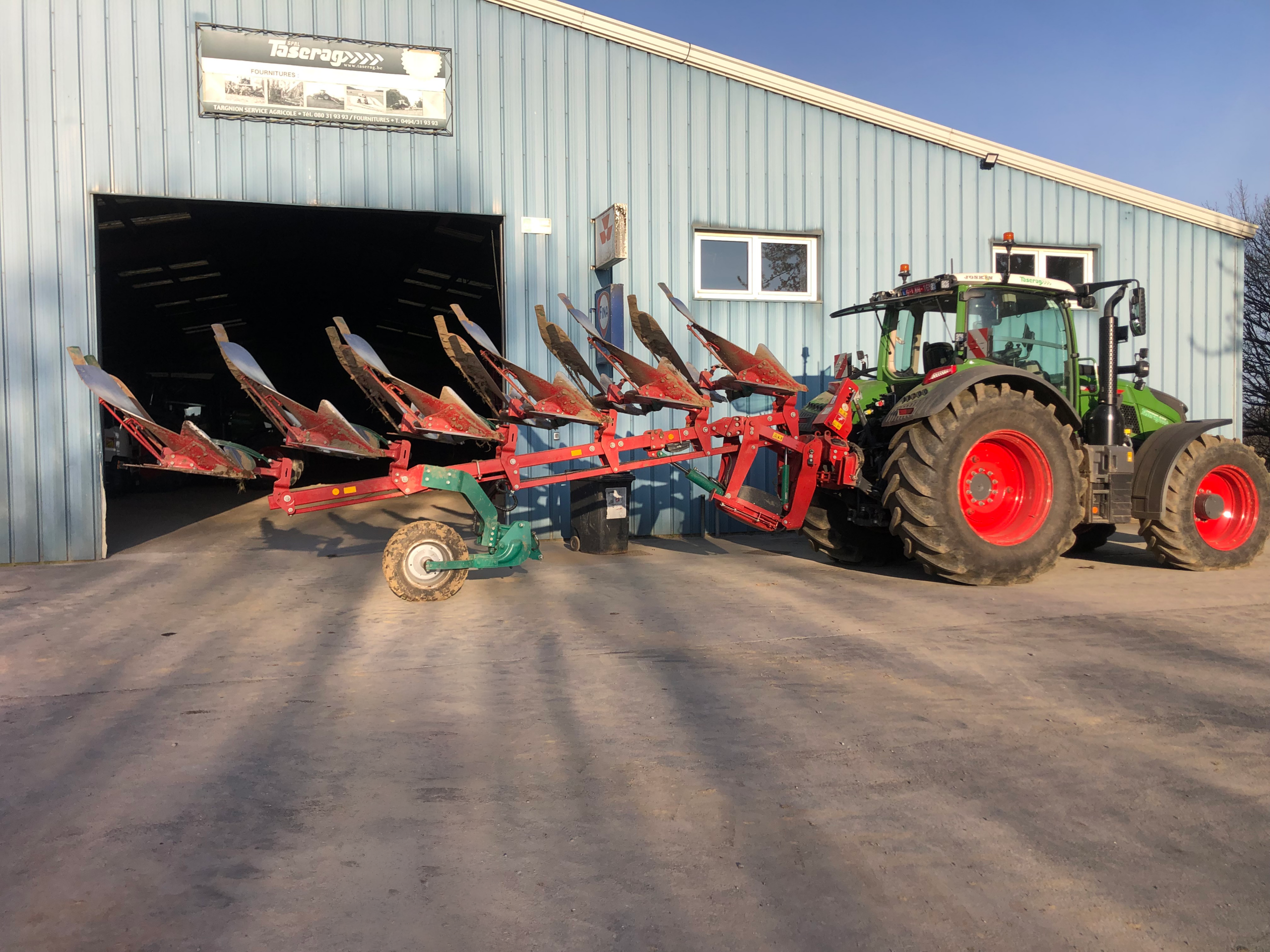Tracteur Fendt Taserag avec charrue devant le hangar à Lierneux