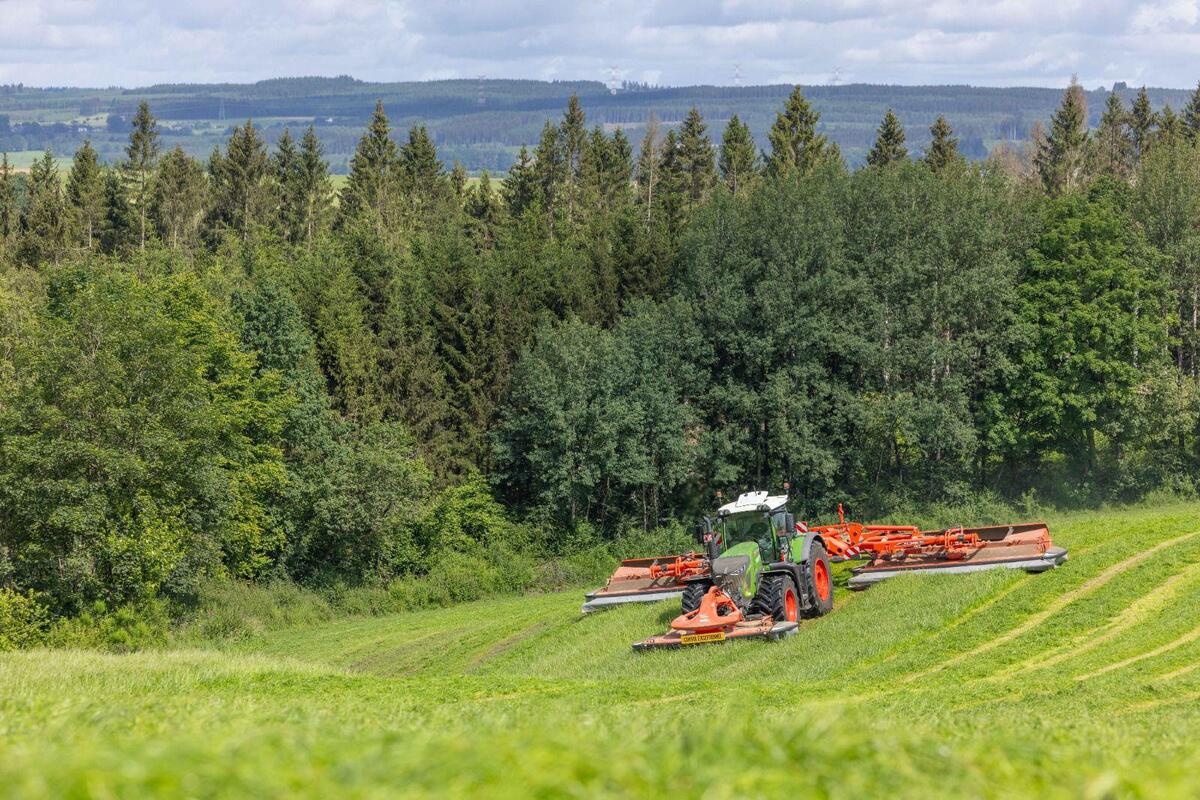 Tracteur Fendt Taserag avec combiné de fauche Kuhn en prairie ardennaise