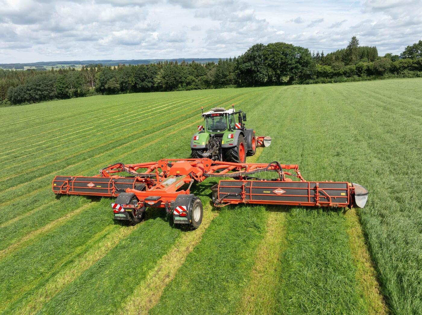 Tracteur Fendt Taserag avec faucheuse arrière Kuhn grande largeur en prairie