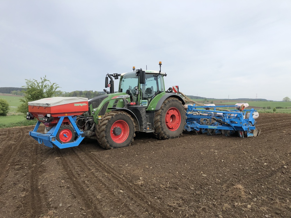 Tracteur Fendt Taserag équipé d'un semoir en action dans un champ