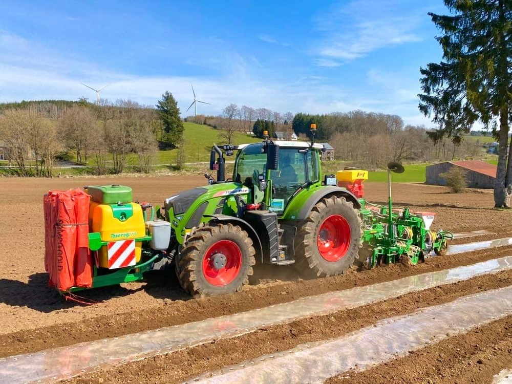 Tracteur Fendt Taserag en semis sous film plastique dans un champ