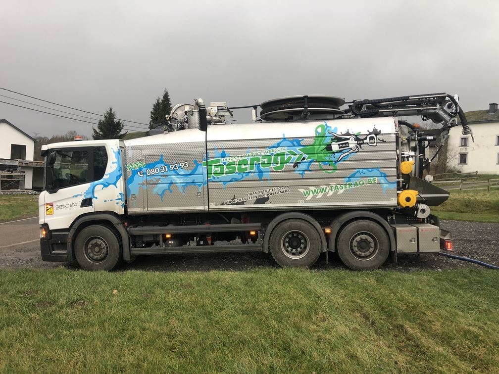 Camion hydrocureur Scania Taserag spécialisé en vidange fosses et débouchage