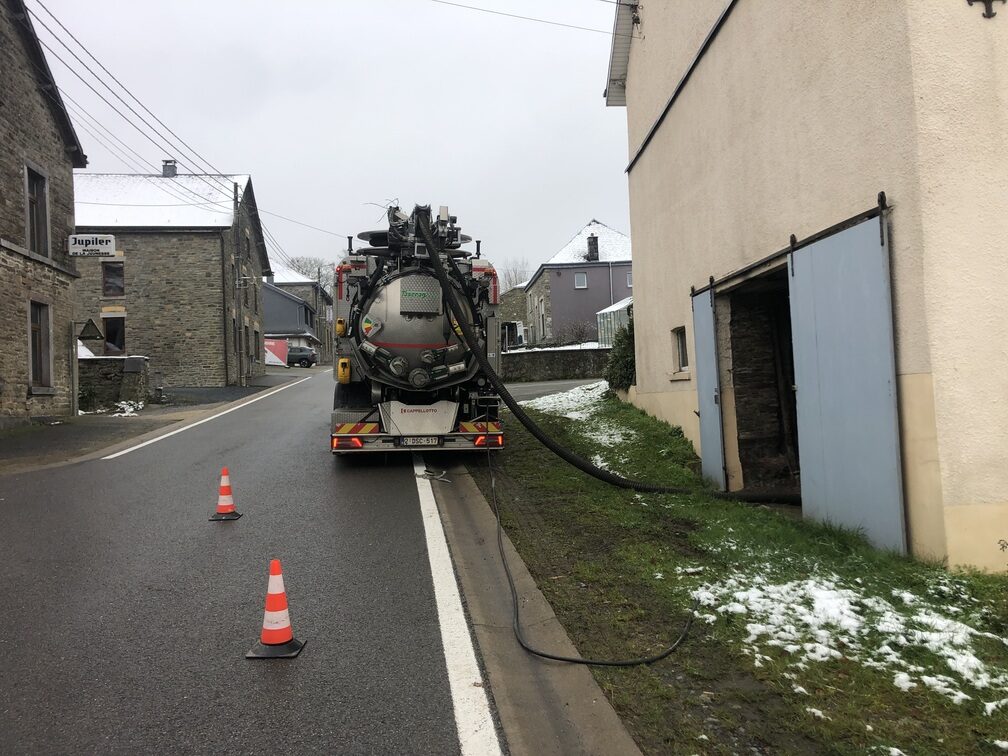 Camion hydrocureur Taserag en intervention de vidange dans un village ardennais
